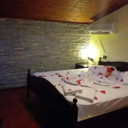 Studenti Yetişkin Oteli Tiran